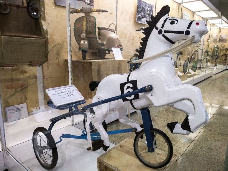 Вело лошадка. Конь на велосипеде. Лошадка велосипед. Советский велосипед лошадка. Ильинский музей конь велосипед.