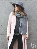 Повседневный образ с серой шляпой