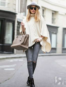 Модница сочетает шляпу с брюками