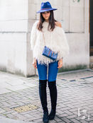 Яркая шляпа сочетается с джинсами