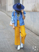 Приглушенный синий цвет можно носить с желтым