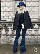 Синяя шляпа и джинсы — самая очевидная комбинация