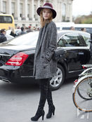 Бордовая шляпа добавит яркости образу