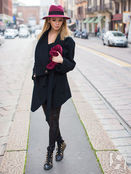 Образ с бордовой шляпой