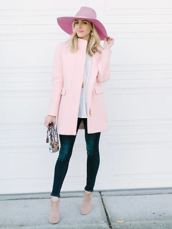 Розовое пальто с чем носить головной убор