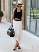 Соломенная шляпа дополняет образ