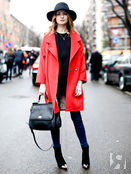 Красное пальто — лучший спутник черной шляпы